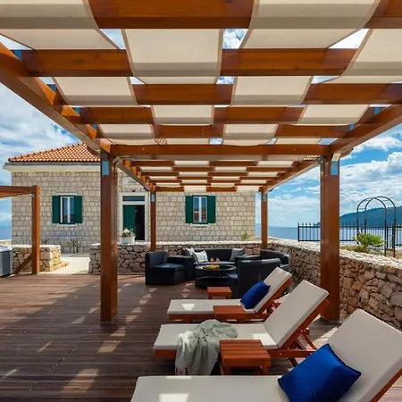 Luxury Seafront Lighthouse Ligero On Host Island - Island Vis