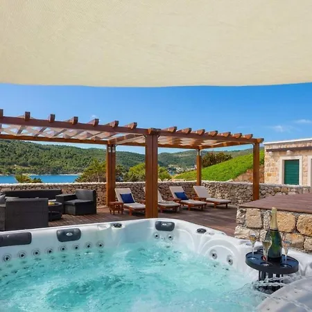 Luxury Seafront Lighthouse Ligero On Host Island - Island Vis